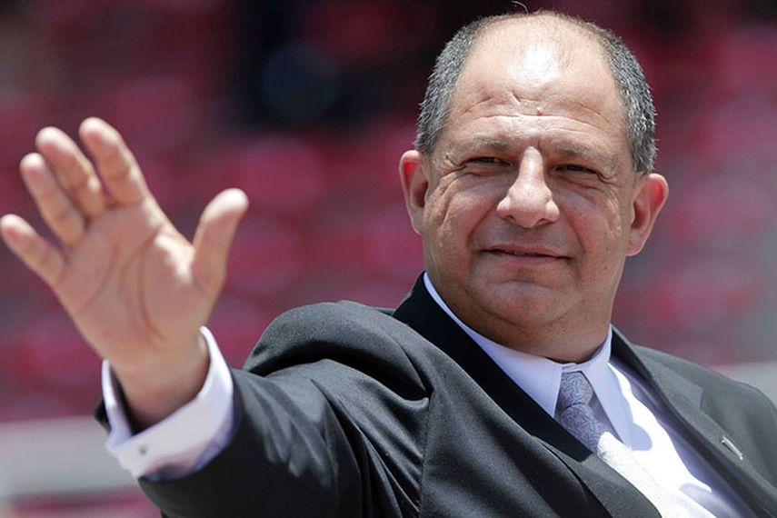 La frecuencia viajera del presidente Luis Guillermo Solís molesta a los costarricenss. (EFE)