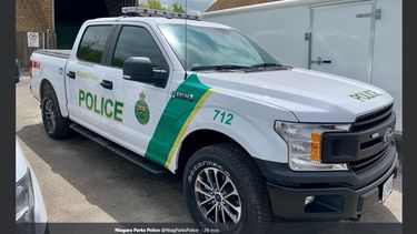 Fotografía de un auto de la Policía de Parques del Niágara publicada en su cuenta oficial de Twitter.
