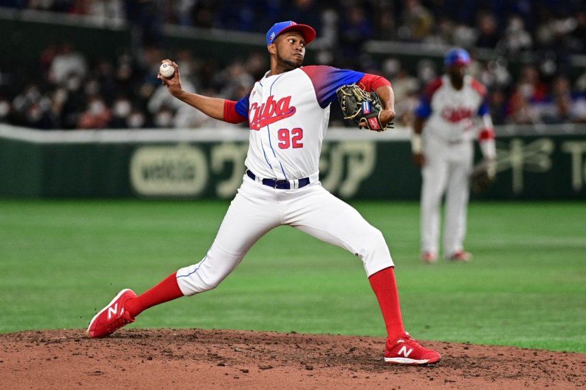 El cubano Raidel Martínez lanza durante el partido de cuartos de final del Clásico Mundial de Béisbol (CMB) entre Cuba y Australia en el Tokyo Dome de Tokio el 15 de marzo de 2023.&nbsp;