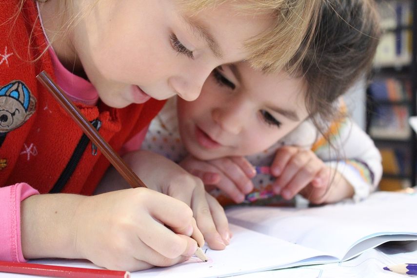 Niñas realizan sus tareas escolares