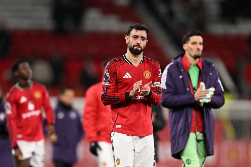 El centrocampista portugués #08 del Manchester United, Bruno Fernandes, aplaude a la multitud al final del partido de fútbol de la Premier League inglesa entre el Manchester United y el Bournemouth en Old Trafford en Manchester, noroeste de Inglaterra, el 15 de diciembre de 2025.&nbsp;