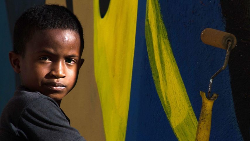 Un niño pinta en el proyecto artístico 