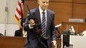 El fiscal Mike Satz muestra el arma homicida AR-15 que acabó con la vida de 17 estudiantes y un maestro en una escuela de Parkland, en Florida, en 2008.