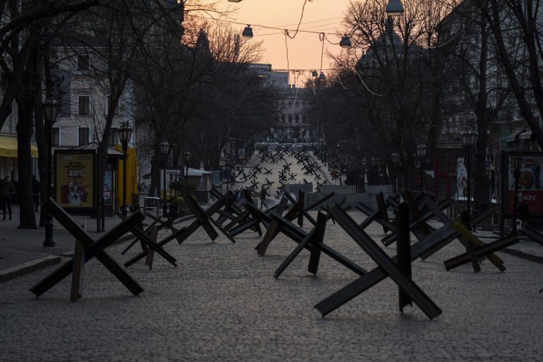Barreras antitanque llenan una calle ante un posible ataque ruso sobre la ciudad de Odesa, en Ucrania, el 24 de marzo de 2022.
