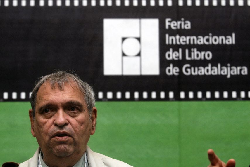 En esta foto de archivo tomada el 28 de noviembre de 2009, el poeta venezolano Rafael Cadenas habla después de la ceremonia donde recibió el premio de Literatura en Lenguas Romances en el marco de la Feria Internacional del Libro en Guadalajara, México.