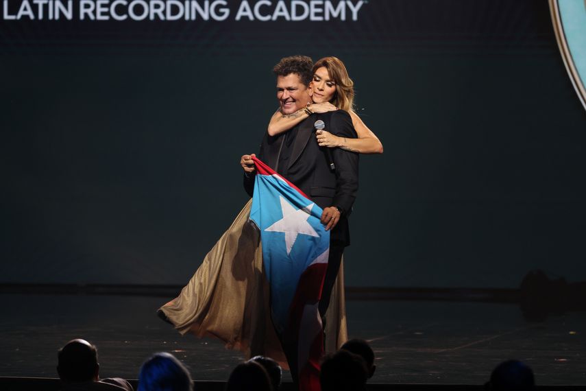 El homenajeado Carlos Vives y Kany García actúan en el escenario durante la ceremonia de la Persona del Año de la Academia Latina de la Grabación 2024 en el Centro de Convenciones de Miami Beach el 13 de noviembre de 2024 en Miami, Florida.