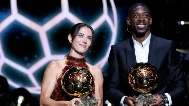 El delantero francés del Paris Saint-Germain, Ousmane Dembélé, y la centrocampista española del Barcelona y ganadora del Balón de Oro 2024, Aitana Bonmati, posan después de recibir los premios Balón de Oro durante la ceremonia de entrega del Balón de Oro 2025 de France Football en el Teatro du Châtelet en París el 22 de septiembre de 2025. 