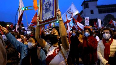 Partidarios de la candidata presidencial Keiko Fujimori durante una protesta para denunciar supuesto fraude contra la derechista semanas después de la segunda vuelta de las elecciones presidenciales en Lima, Perú,
