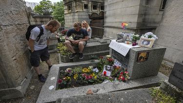 Fanáticos se reúnen juntos en la tumba del astro de rock Jim Morrison en el cementerio Pere-Lachaise de París el sábado, 3 de julio de 2021, para homenajear los 50 años de su muerte.&nbsp;