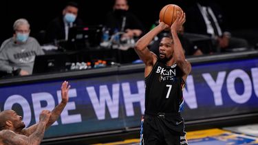Kevin Durant (7), de los Nets de Brooklyn, intenta un enceste en la segunda mitad del segundo partido ante los Bucks de Milwaukee en la segunda ronda de los playoffs de la NBA