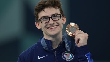 El gimnasta Stephen Nedoroscik, de Estados Unidos, celebra después de ganar la medalla de bronce durante las finales de pomo individual de gimnasia artística masculina en el Bercy Arena en los Juegos Olímpicos de Verano de 2024, el sábado 3 de agosto de 2024, en París, Francia.&nbsp;