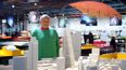 En esta foto de archivo tomada el 19 de noviembre de 2007, el arquitecto británico Richard Rogers, uno de los dos arquitectos del Centro cultural francés Georges Pompidou, posa con la maqueta de su proyecto para una torre en Londres ubicada en el 122 de Leadenhall Street, en el Georges.