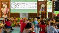 El comisionado condal Kionne McGhee habla al público asistente a un evento para celebrar una norma que abriría las puertas al agroturismo en Miami-Dade