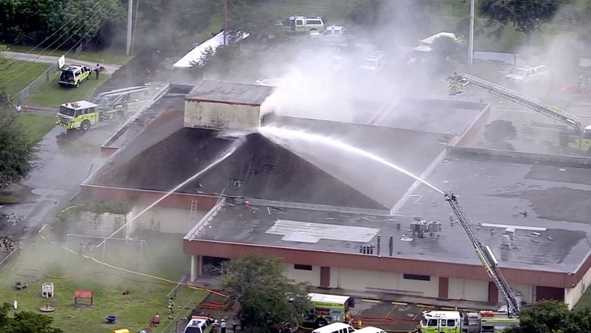 Varios equipos de bomberos luchaban contra las llamas en la iglesia&nbsp;Greater New Bethel Baptist Church, en Miami Gardens.
