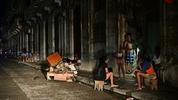Los cubanos conversan de noche en una calle durante un mega apagón nacional&nbsp; La Habana el 18 de octubre de 2024.