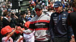 El piloto mexicano de Cadillac, Sergio Pérez (izq), y el piloto español de Williams, Carlos Sainz, llegan al desfile de conductores previo al Gran Premio de Japón de Fórmula 1 en el circuito de Suzuka.