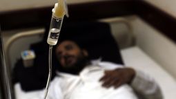 Un hombre recibe tratamiento contra el cólera en un hospital de Saná (Yemen).&nbsp;