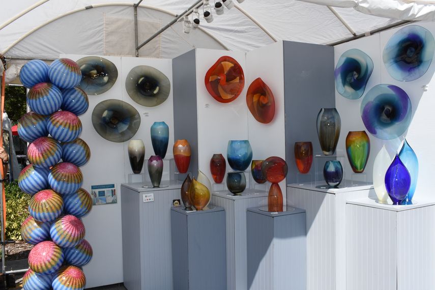 Algunas de las piezas que se pueden adquirir en el Coconut Grove Arts Festival.