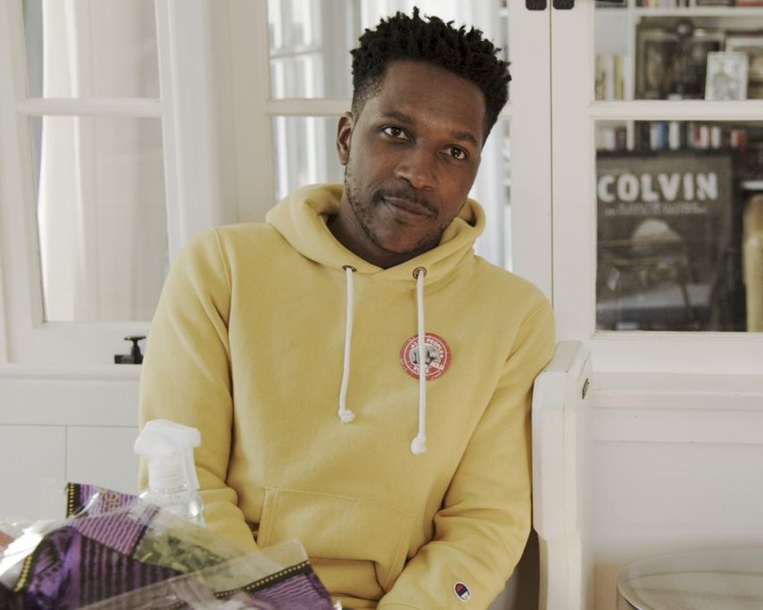 En esta imagen difundida por Freeform, Leslie Odom Jr. en una escena de la miniserie Love in the Time of Corona.&nbsp;La filmaci&oacute;n se realiz&oacute; en la casa de cada uno de los actores.