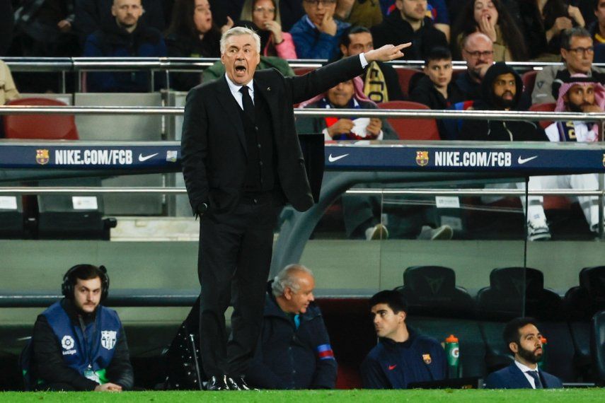 En foto del domingo 19 de marzo del 2023, el técnico del Real Madrid, Carlo Ancelotti, da instrucciones durante el encuentro ante el Barcelona en la liga española.&nbsp;