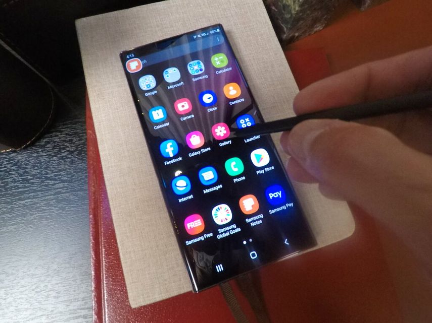 El Samsung Galaxy S22 Ultra, con su S-Pen, es visto en esta foto del 8 de febrero del 2022 en San Francisco. Samsung está recuperando el terreno perdido en el codiciado sector de celulares caros con el lanzamiento de una nueva serie de modelos Galaxy S. (AP Foto/Haven Daley)