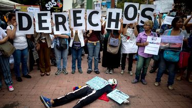 Un grupo de personas participa en una protesta por la escasez de medicinas y tratamientos para la&nbsp;salud en Venezuela.