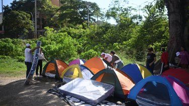 Familiares de los presos instalaron tiendas de campaña mientras esperaban noticias sobre la liberación de los reclusos frente a la prisión El Rodeo I en Guatire, estado Miranda, a unos 30 kilómetros al este de Caracas, el 12 de enero de 2026.