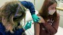 En esta fotografía proporcionada por el Centro Médico del Hospital Infantil de Cincinnati, Tammy Lewis-McCauley, coordinadora de investigación clínica, le aplica una inyección a Katelyn Evans el miércoles 21 de octubre de 2020 como parte del ensayo clínico del hospital de una vacuna contra COVID-19 en fase de prueba desarrollada por Pfizer. En esta fotografía proporcionada por el Centro Médico del Hospital Infantil de Cincinnati, Tammy Lewis-McCauley, coordinadora de investigación clínica, le aplica una inyección a Katelyn Evans el miércoles 21 de octubre de 2020 como parte del ensayo clínico del hospital de una vacuna contra COVID-19 en fase de prueba desarrollada por Pfizer.