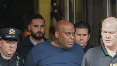 Frank R James, de 62 años, es conducido lejos del distrito electoral 9 a la custodia federal en la ciudad de Nueva York el 13 de abril de 2022, después de que dos oficiales de patrulla lo arrestaran en el Lower East Side de Manhattan. El sospechoso arrestado por dispararle a 10 personas en el metro de Nueva York fue acusado de un delito federal de terrorismo y podría enfrentar cadena perpetua, dijeron las autoridades el miércoles. &nbsp;