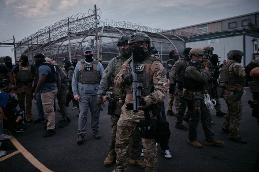 Agentes federales se enfrentan a manifestantes durante una protesta por las redadas de inmigración en el Centro de Detención Delaney Hall el 13 de junio de 2025 en Newark, Nueva Jersey