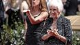 En esta foto del 29 de agosto del 2010, Kathy Griffin y su madre, Maggie Griffin, llegan a la ceremonia de los premios Emmy en Los Angeles.&nbsp;