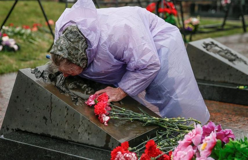 Una mujer llora junto a la tumba de su hijo durante una ceremonia con motivo del 30 aniversario de la catástrofe de Chernóbil en el cementerio de Mitino en Moscú (EFE) 