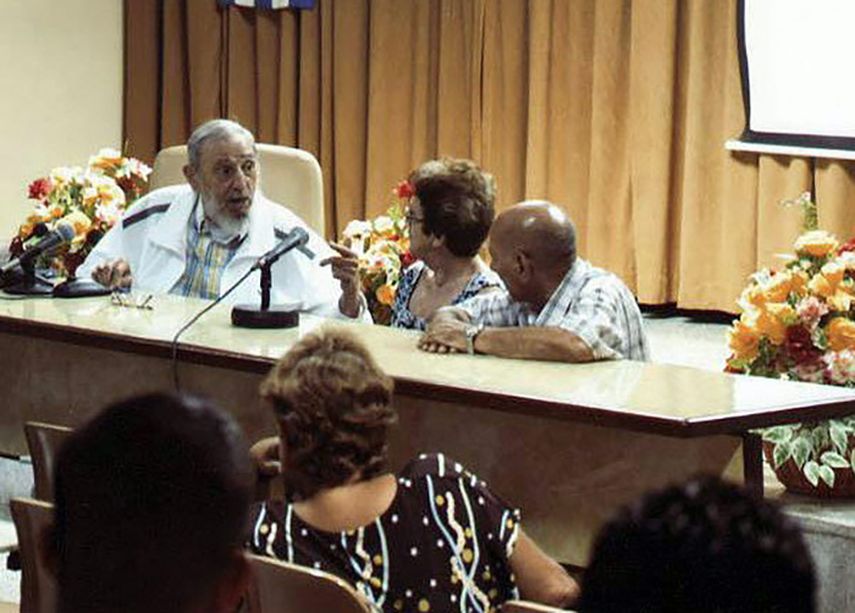 Fidel Castro se reunió durante más de cuatro horas con maestros queseros de la isla en el Instituto de Investigaciones de la Industria Alimenticia, en La Habana. (EFE)