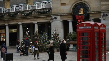 Transeúntes con mascarillas para protegerse de la pandemia de coronavirus caminan el jueves 26 de noviembre de 2020 en Covent Garden, en Londres.&nbsp;