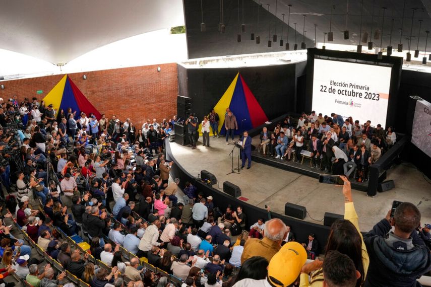 El presidente de la Comisión Nacional de Primarias, Jesús María Casal, habla durante un evento para anunciar la fecha de las elecciones primarias de la oposición para elegir al candidato que se postulará para presidente el próximo año en Caracas, Venezuela. La primaria fue fijada para el 22 de octubre 22.