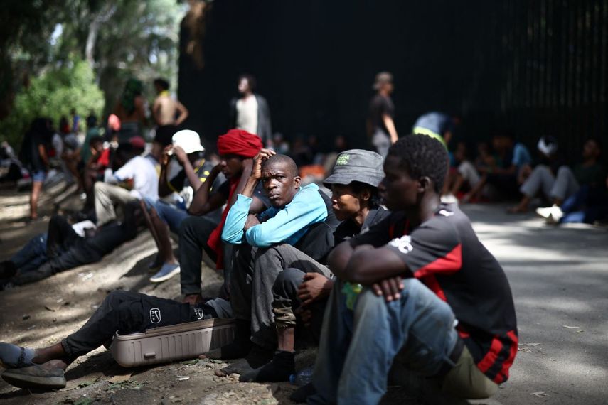 Migrantes se sientan afuera del centro de migrantes de estancia corta CETI en el enclave español del norte de África, Ceuta, el 1 de agosto de 2026.