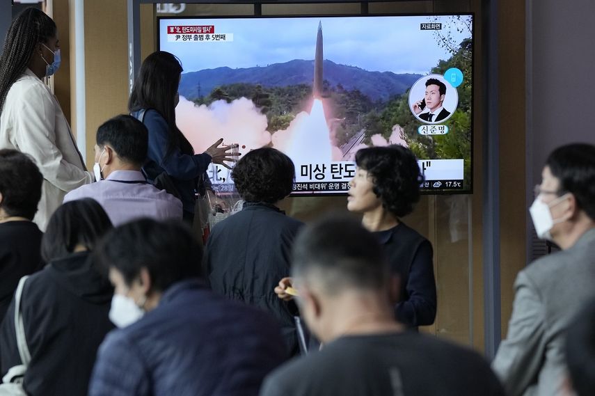 Personas observan un programa de noticias que muestra la imagen de un misil lanzado por Corea del Norte, en la estación de trenes de Seúl, Corea del Sur, el domingo 25 de septiembre de 2022.&nbsp;