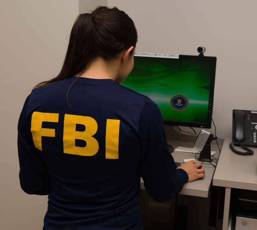 Una agente del FBI trabaja en una computadora.