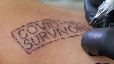 Imagen tomada de un video&nbsp;del tatuaje COVID-19 SURVIVOR que un tatuador mexicano regala a los sobrevivientes de coronavirus.