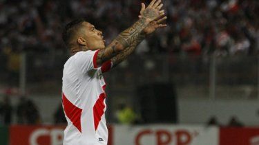 El peruano Paolo Guerrero celebra un gol ante la selección de Colombia en las eliminatorias mundialistas, el martes 10 de octubre de 2017.