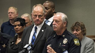 El Jefe de la Policía James Cervera (derecha) y el gestor municipal de Virgnia Beach, David L. Hansen (centro) se dirigen a la prensa luego del tiroteo que dejó 13 víctimas fatales.