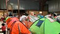 Migrantes duermen en carpas instaladas en el albergue Juventud 2000, en la ciudad mexicana de Tijuana, en la frontera con EEUU.