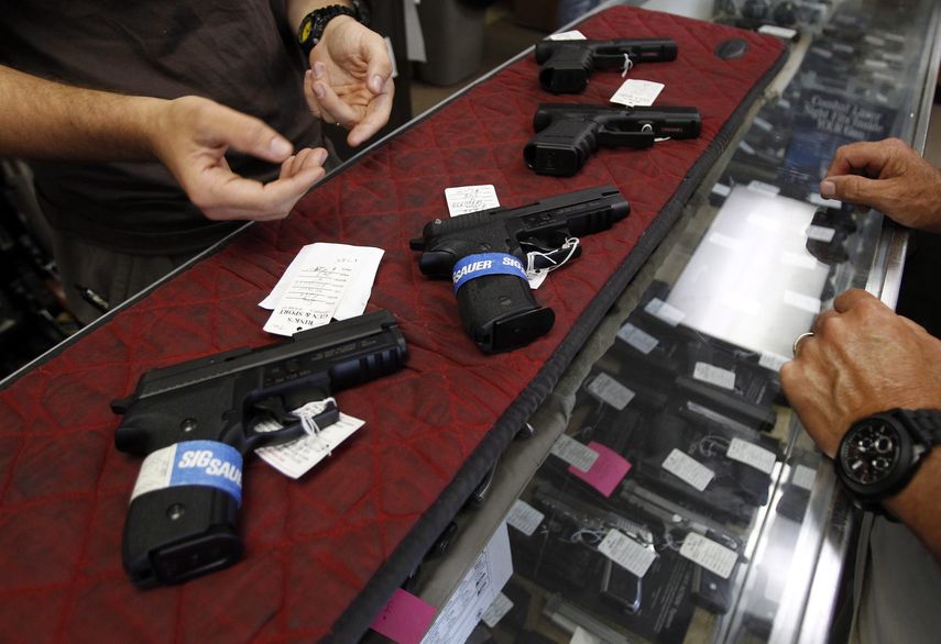 De acuerdo con el proyecto de ley, los profesores que voluntariamente deseen ir armados en el colegio tendrán que completar un curso de cien horas de entrenamiento bajo un programa especial en el uso de armas.