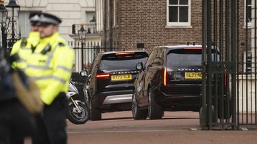 Un convoy de automóviles que se cree que transporta al príncipe Harry llega a Clarence House tras el anuncio del diagnóstico de cáncer del rey Carlos III, en Londres, el martes 6 de febrero de 2024.