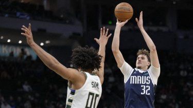 Cooper Flagg #32 de los Dallas Mavericks lanza a canasta contra Jericho Sims #00 de los Milwaukee Bucks durante el tercer cuarto en el Fiserv Forum el 31 de marzo de 2026 en Milwaukee, Wisconsin.&nbsp; 