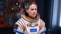 Esta imagen difundida por Netflix muestra, de izquierda a derecha, a Mark Ivanir, Hilary Swank y Ray Panthaki de la nueva serie Away, que se estrenará el 4 de septiembre Esta imagen difundida por Netflix muestra, de izquierda a derecha, a Mark Ivanir, Hilary Swank y Ray Panthaki de la nueva serie Away, que se estrenará el 4 de septiembre