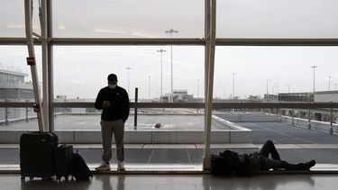 La gente espera en la planta de salidas del aeropuerto internacional John F. Kennedy en Nueva York, Nueva York, el 24 de diciembre de 2021.