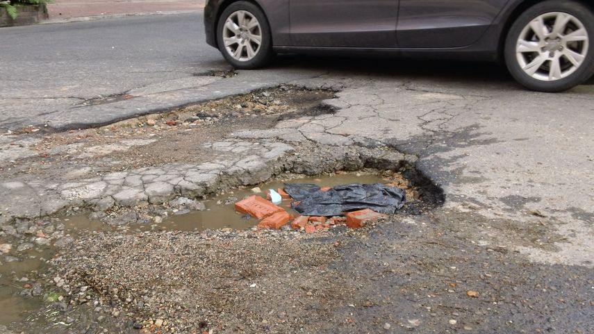 Gran parte de las vías de la capital del país petrolero parecen las de una ciudad en guerra.