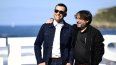 El periodista español Marius Sánchez y el cineasta español Jordi Evole posan antes de la proyección en el Festival de Cine de San Sebastián de No me llame Ternera, que aborda una polémica sobre el grupo terrorista ETA. 