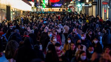 Personas que portan mascarillas caminan por el centro de Madrid, el martes 21 de diciembre de 2021.&nbsp;
